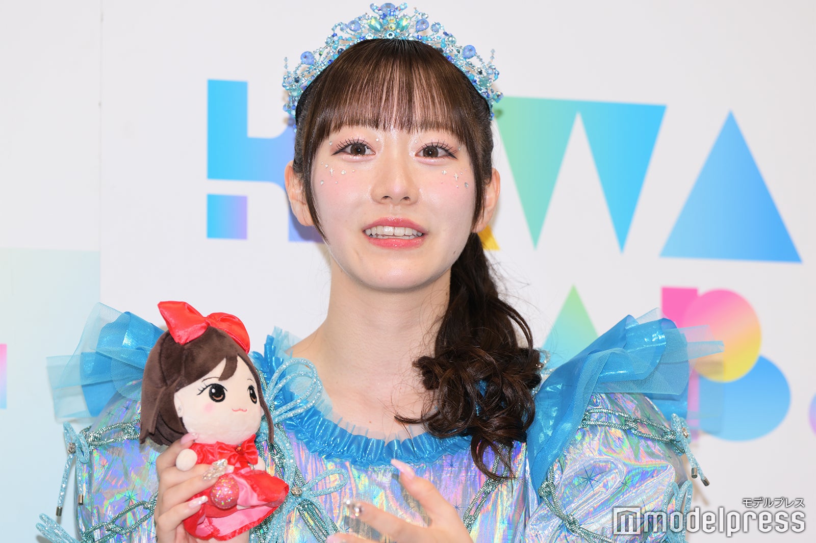 月足天音のぬいぐるみを持って登場した真中まな（C）モデルプレス