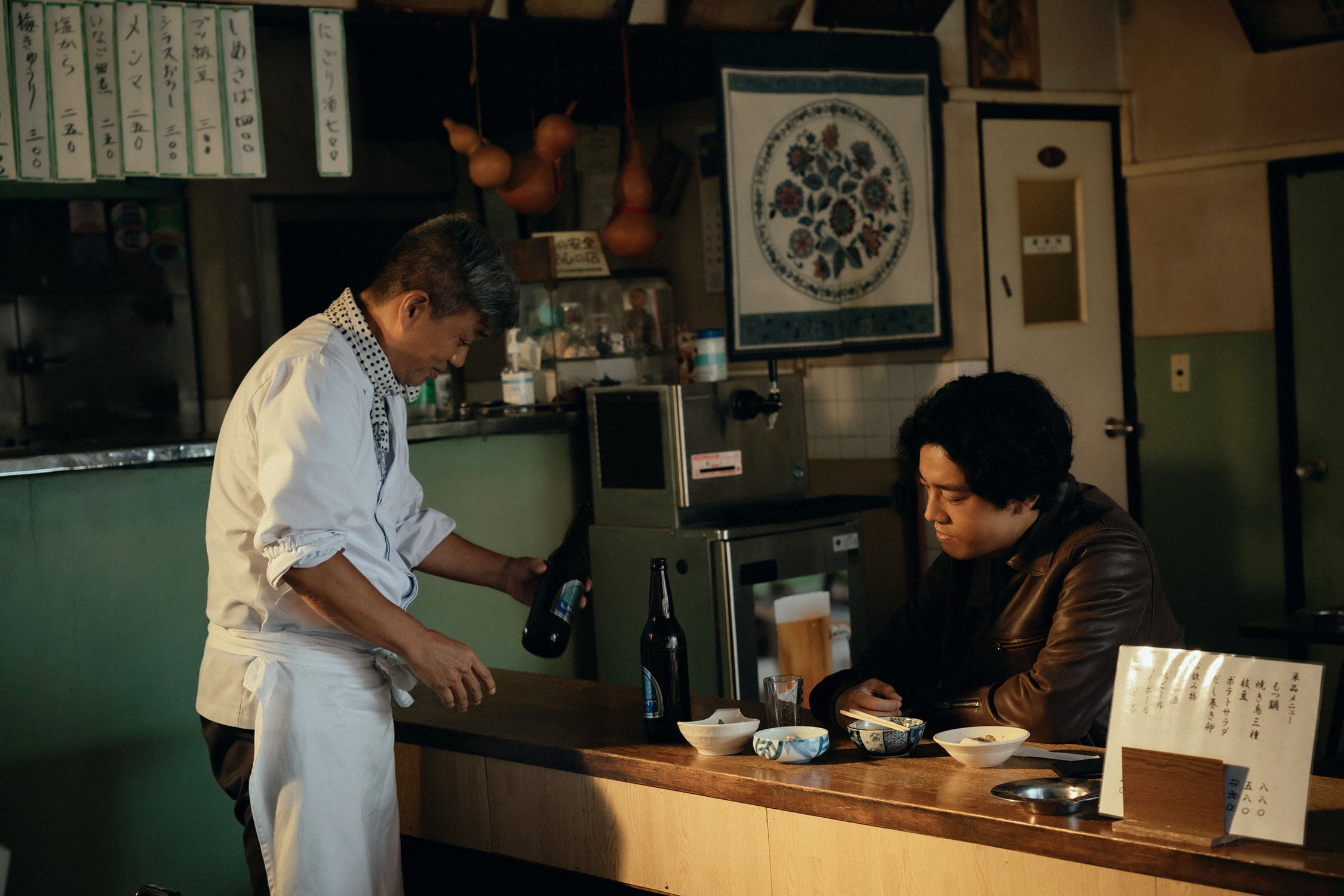 （右）桐谷健太「Qrosの女」第5話（C）「Qrosの女」製作委員会