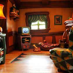 書斎の奥のソファとテレビ（C）Disney