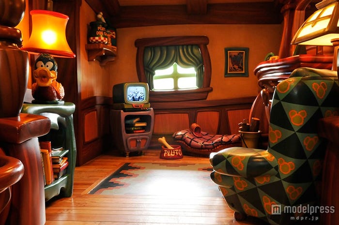 書斎の奥のソファとテレビ(C)Disney