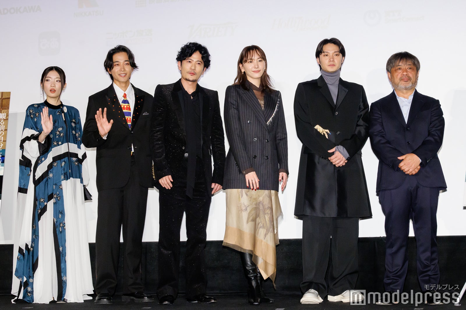 （左から）東野絢香、佐藤寛太、稲垣吾郎、新垣結衣、磯村勇斗、岸善幸監督（C）モデルプレス