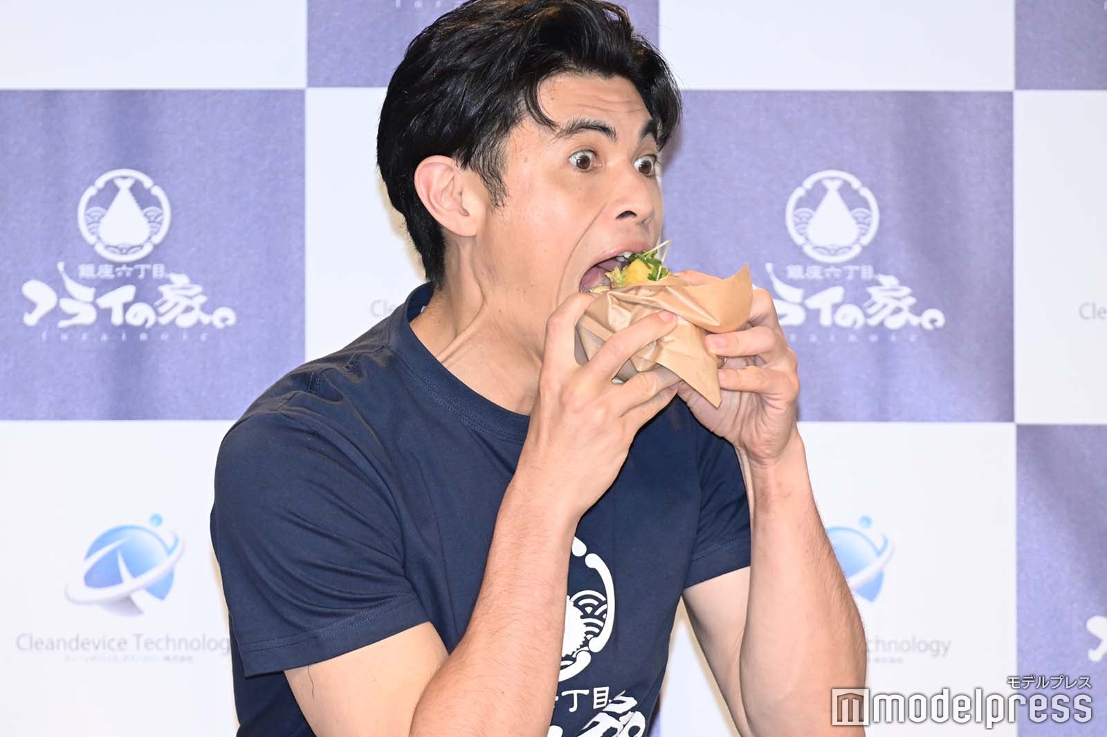 ハンバーガーを食べる小島よしお （C）モデルプレス