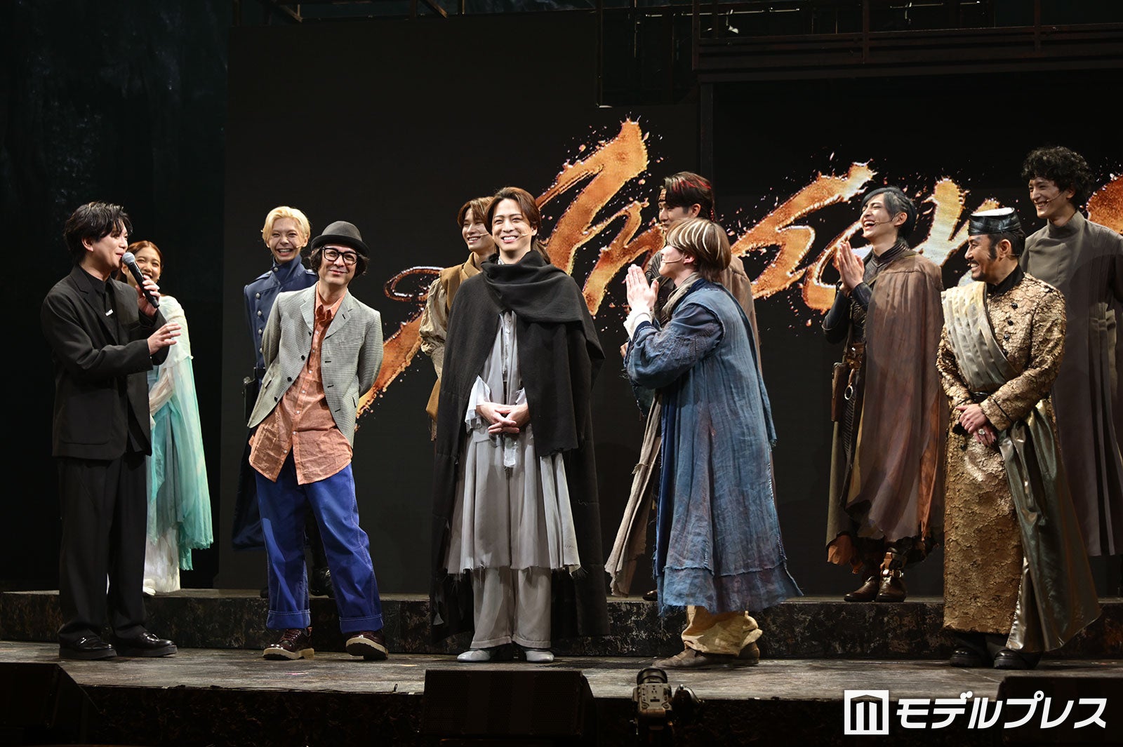 「道枝呼ぶ？」と主役を交代しようとする加藤シゲアキに、「頑張ります！お願い～！」と懇願する大橋和也（一緒にお願いする川崎皇輝）（C）モデルプレス