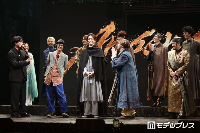 「道枝呼ぶ?」と主役を交代しようとする加藤シゲアキに、「頑張ります!お願い~!」と懇願する大橋和也(一緒にお願いする川崎皇輝)(C)モデルプレス