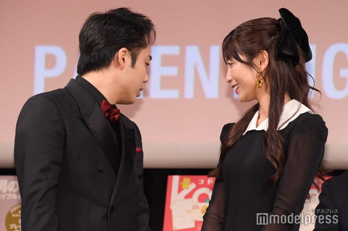 壇上で仲良く談笑するシルクロード、ゆん(C)モデルプレス