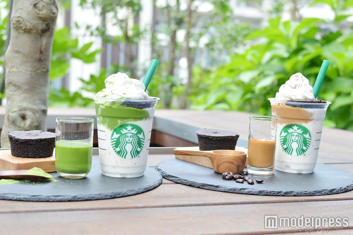 チョコレート ケーキ トップ フラペチーノ(R) with 抹茶ショット(左)とチョコレートケーキ トップ フラペチーノ(R) with コーヒーショット(右) (C)モデルプレス