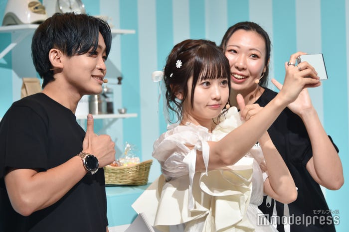 カフェエリアで自撮りをするちせ(C)モデルプレス