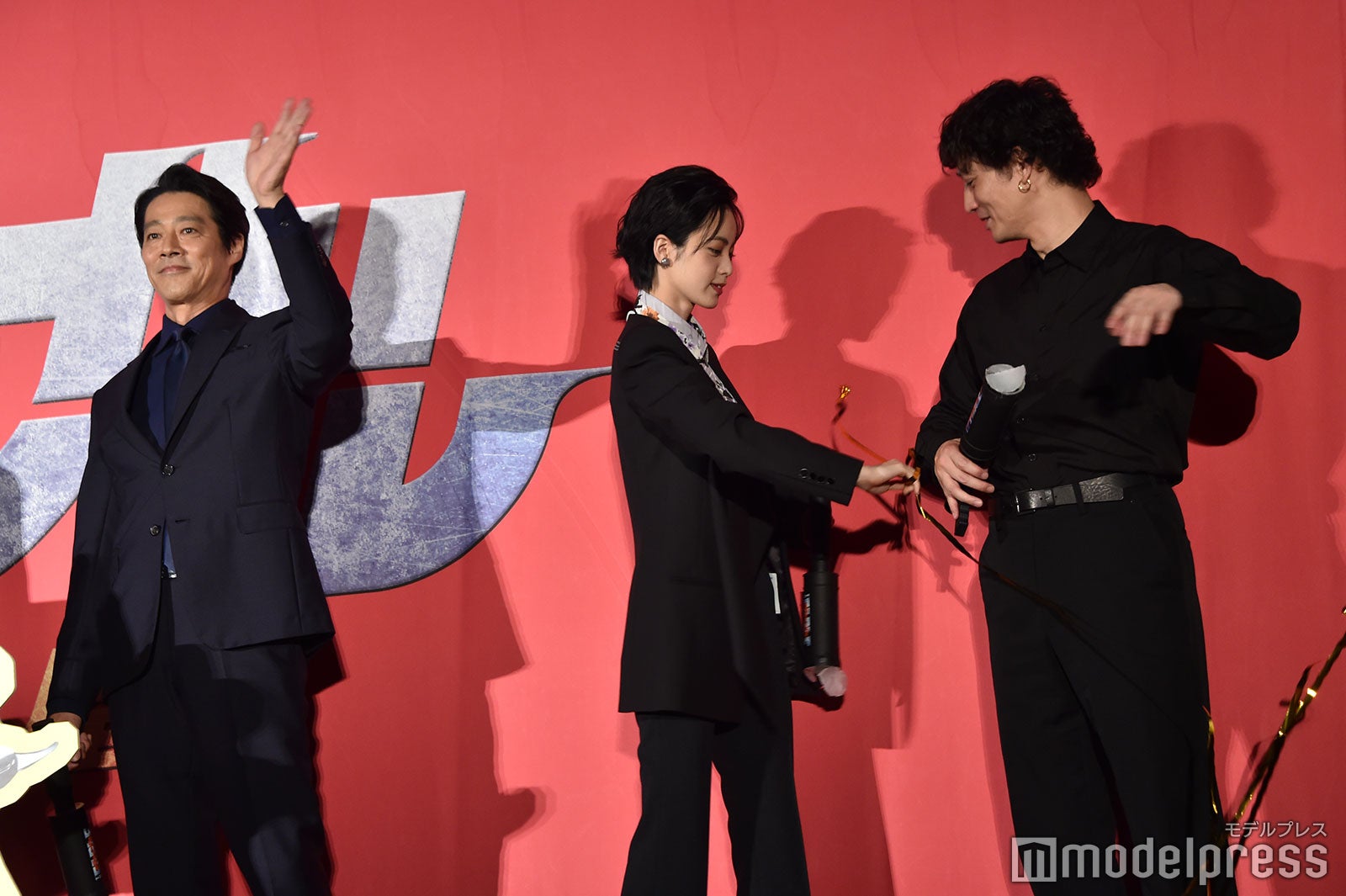 安藤政信の後ろにあった特攻テープをとってあげる平手友梨奈（C）モデルプレス