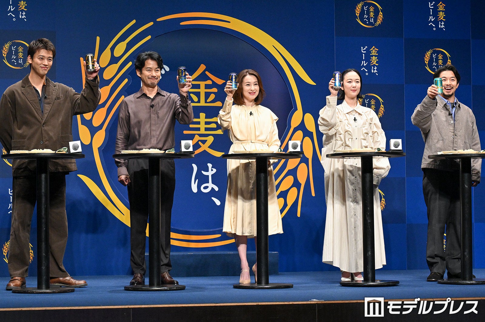 （左から）竹内涼真、竹野内豊、檀れい、黒木華、仲野太賀（C）モデルプレス