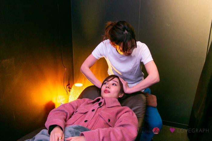 頭の揉みほぐしを体験 (写真提供:MBS)