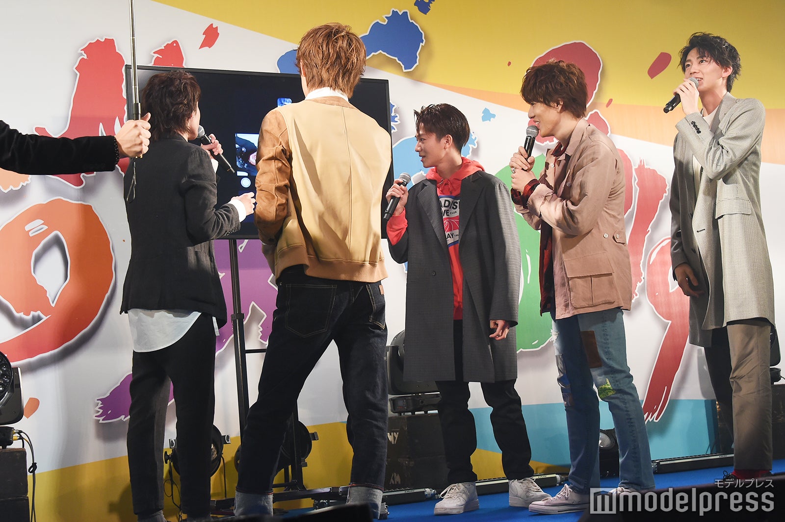 テレビ中継が繋がるが、横向きになってしまった萩谷慧悟（モニター） （C）モデルプレス