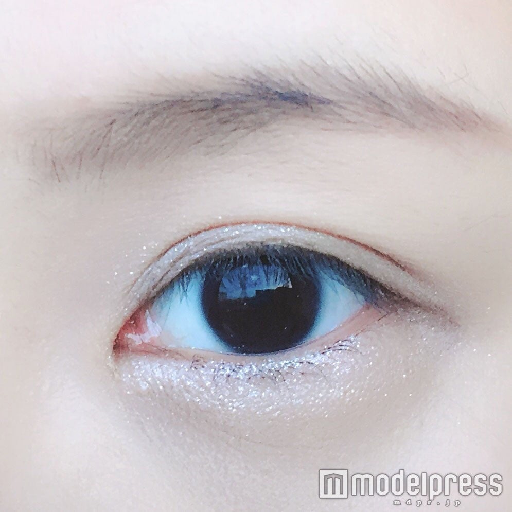 【KATE】「ベストアイシャドウセレクション“Lダイヤモンドカットアイズ”」をアイホール全体にのせる／写真：onoaki（C）モデルプレス