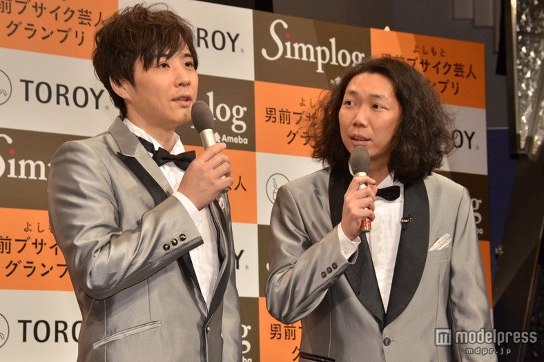 司会を務めた、藤原（ライセンス）、やしろ（マンボウ）／左から