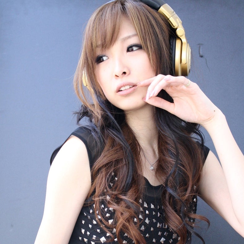 “美人すぎるDJ”が出演するMVに話題沸騰！　その美女の正体とは