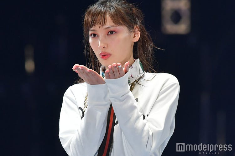 大政絢 揺れるふんわりポニーテールが可愛い 投げキスにドキッ Tgc18s S モデルプレス 大政絢 揺れるふんわりポニーテールが可愛い 投げキスにドキッ Tgc18s S モデルプレス