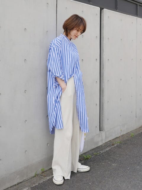 レディース ワイドパンツ コーディネート 夏 レディース コーディネート コーデ 着こなし おすすめ オススメ トレンド コツ おしゃれ お洒落 オシャレ 2022 夏 ワイドパンツ パンツ パンツコーデ ストライプシャツ 白 ホワイト ブルー スニーカー