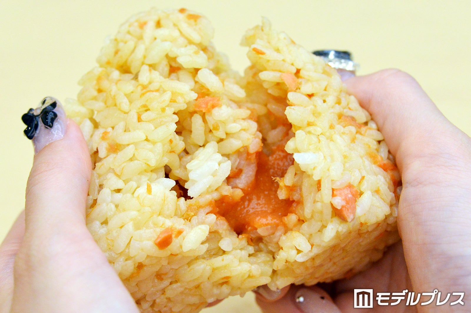 大きなおにぎり 紅鮭バター醤油ごはん(明太バターソース入り）（税込 297円）（C）モデルプレス