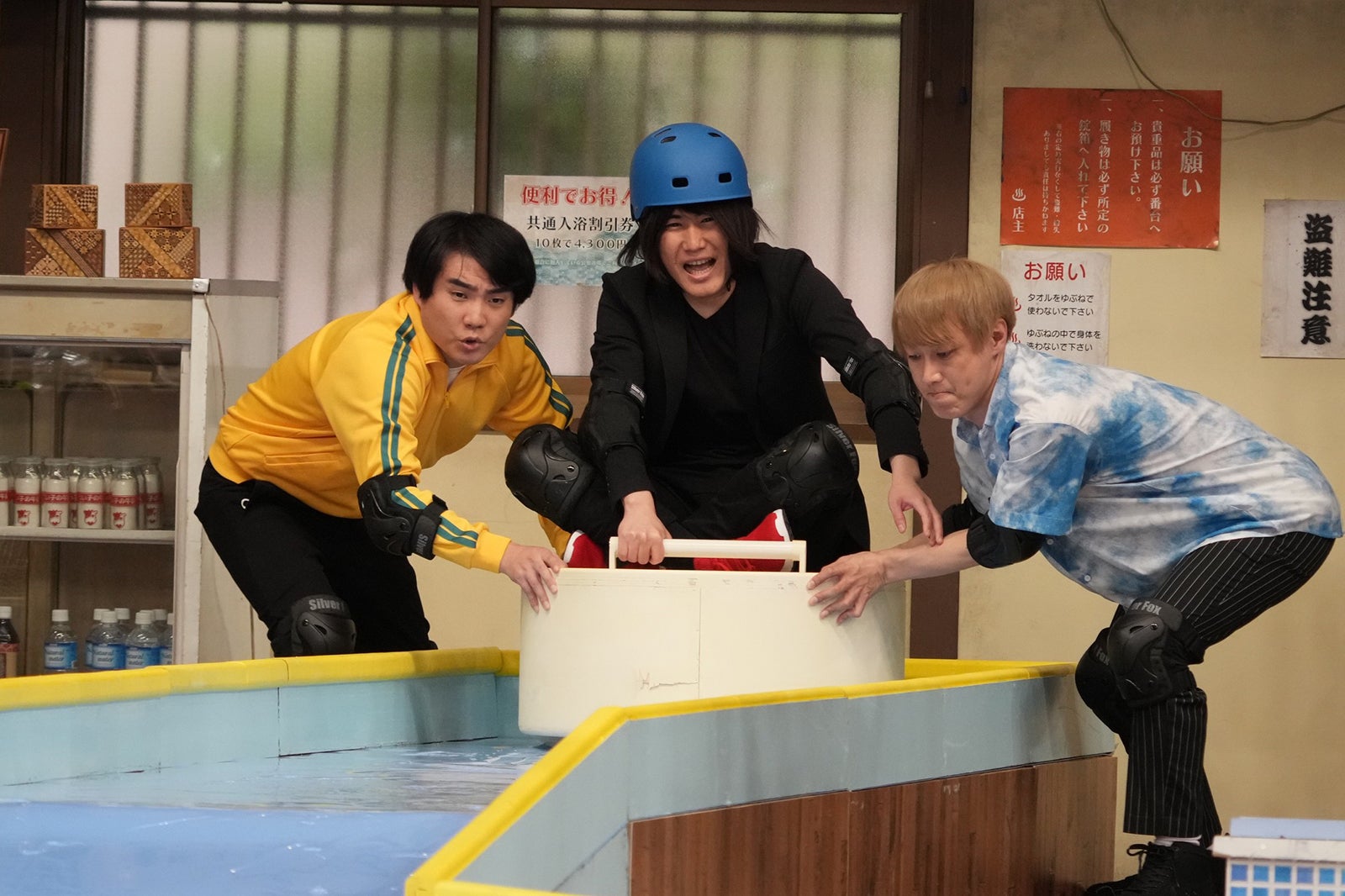 （左から）国崎和也、伊藤幸司、お見送り芸人しんいち （C）フジテレビ