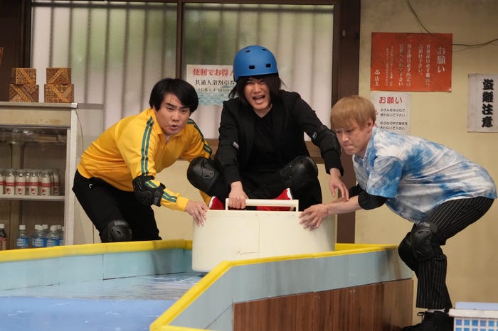 (左から)国崎和也、伊藤幸司、お見送り芸人しんいち (C)フジテレビ