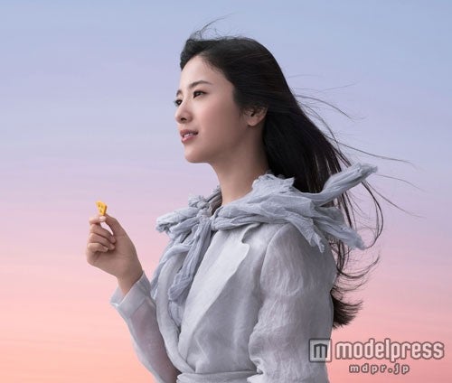 江崎グリコの新TVCM「チーザの妖精」篇に出演する吉高由里子