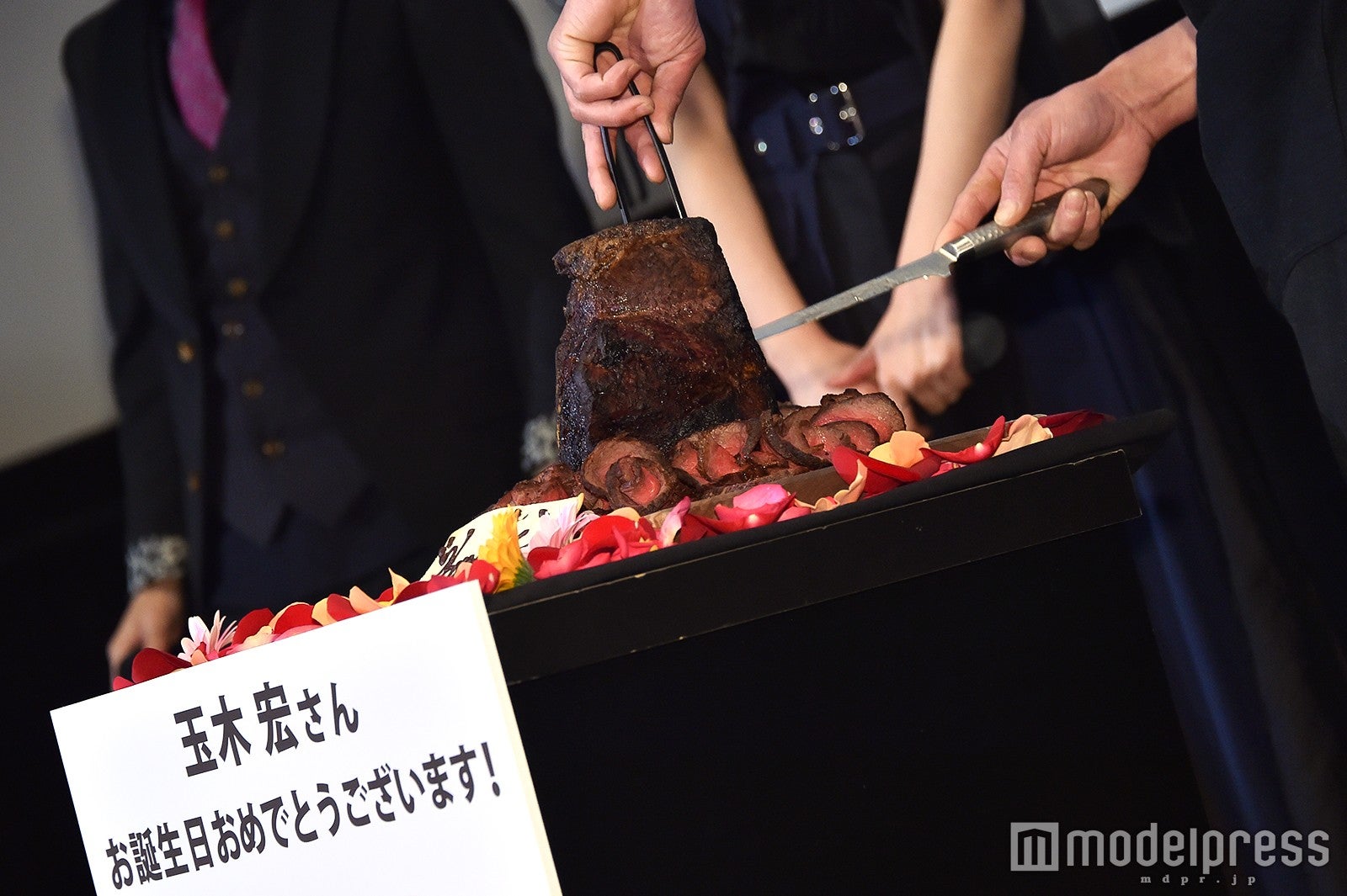 肉ケーキ （C）モデルプレス