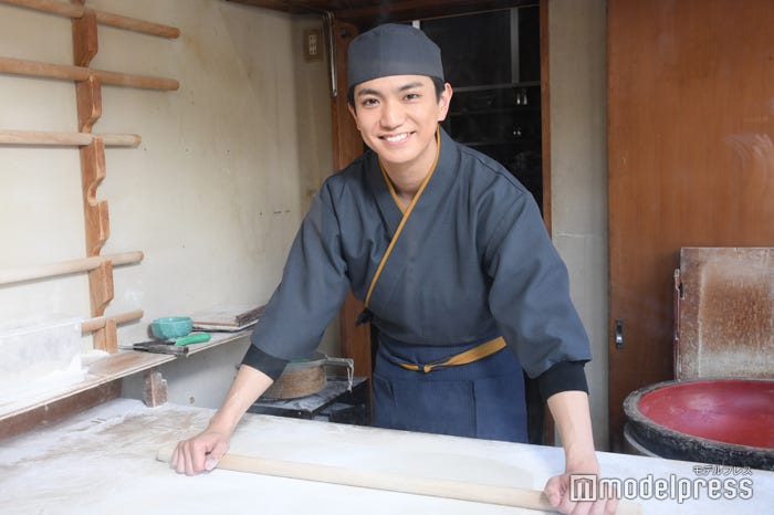 笑顔で蕎麦を打つ正門良規(C)モデルプレス