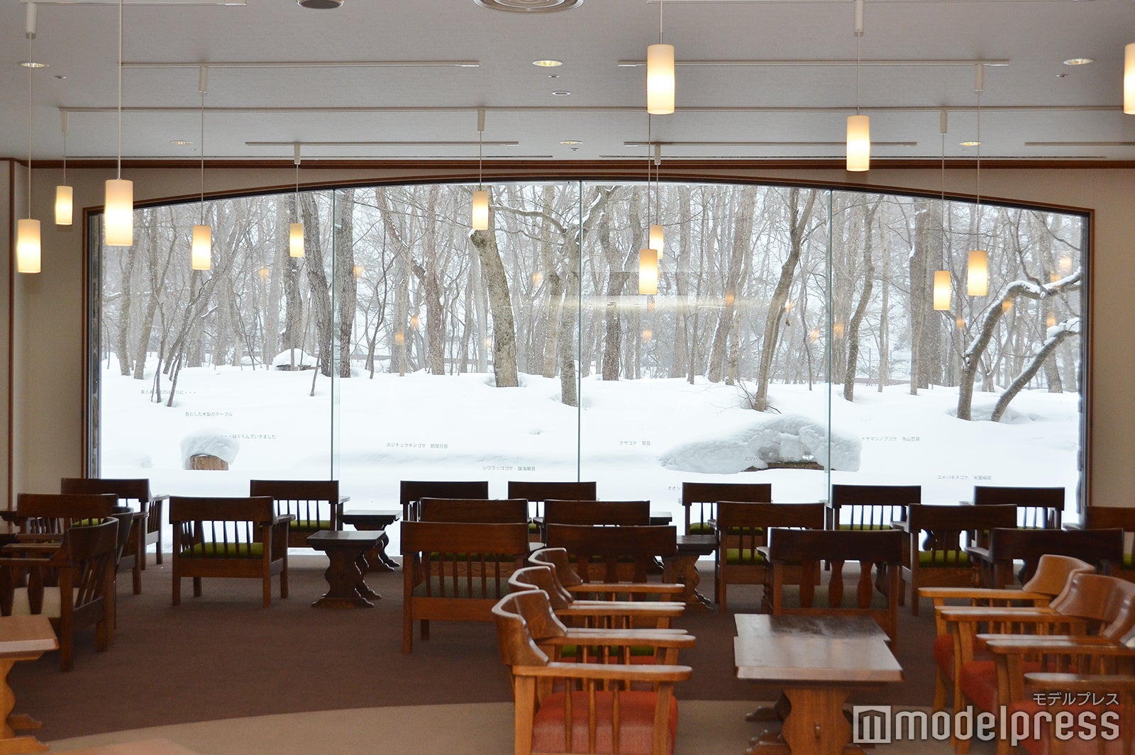 レストラン横のラウンジ（C）モデルプレス