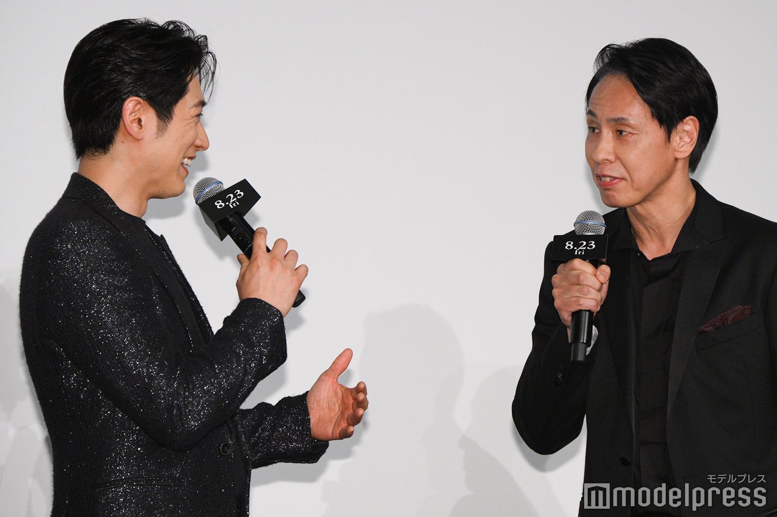 ディーン・フジオカに突っ込まれる大倉孝二（C）モデルプレス