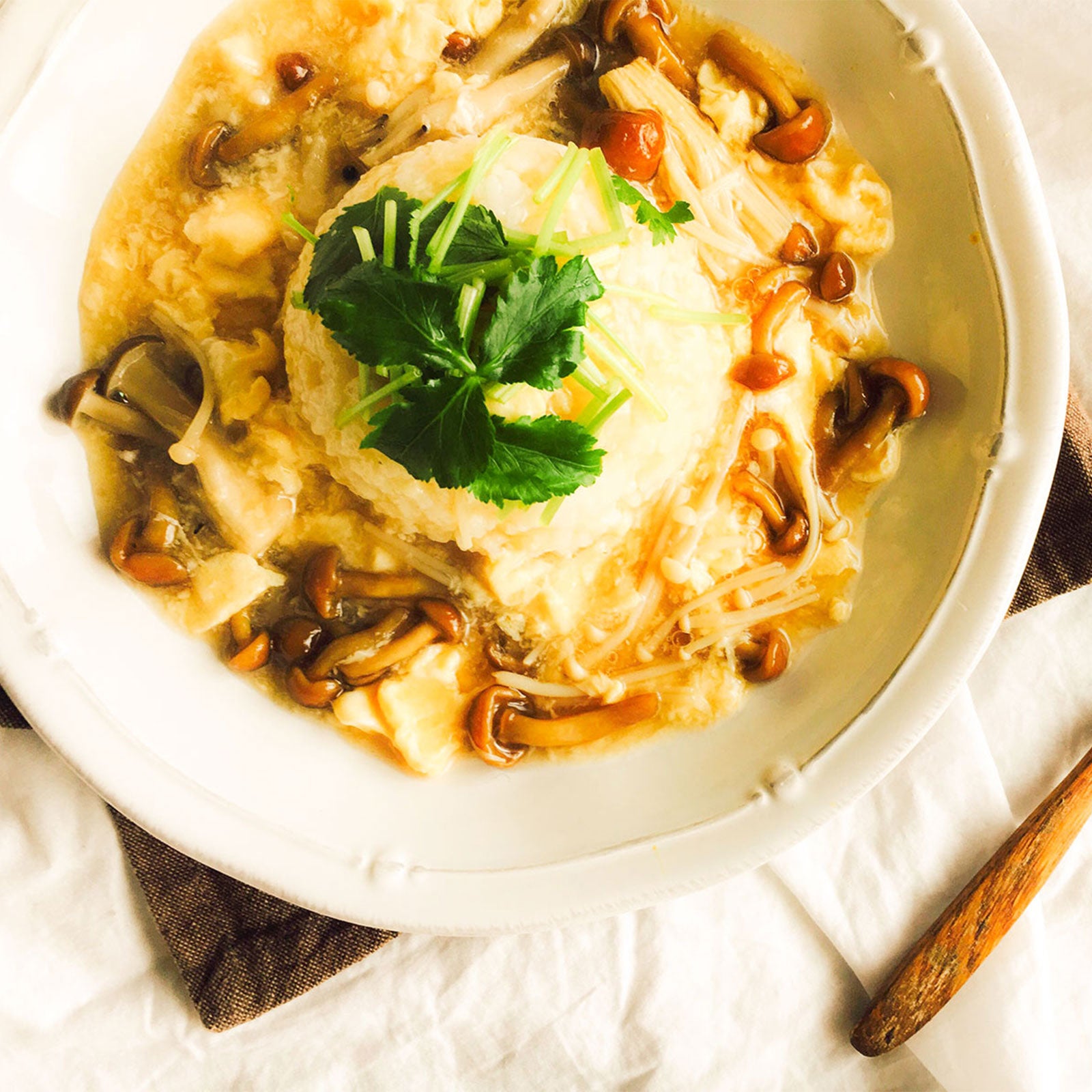 めんつゆでお手軽簡単に！「ふわふわ卵のきのこあんかけ」【トレンドレシピ】／画像提供：柏原歩