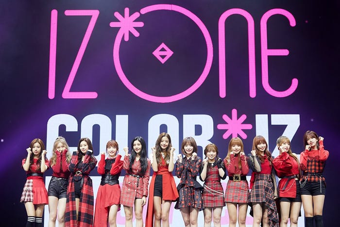 <IZ*ONE(あいずわん)プロフィール>AKB48グループと韓国の人気オーディション番組「PRODUCE101」がタッグを組んだ「PRODUCE48」より誕生した12人組ガールズグループ。日本からは、HKT48宮脇咲良と矢吹奈子、AKB48本田仁美がメンバー入り。活動期間は今後約2年6ヶ月間。10月29日にデビューアルバム「COLOR*IZ」をリリースし、国内外の各種チャートで新人としては異例の記録を打ち立て続けている。/IZ*ONE(C)OFF THE RECORD