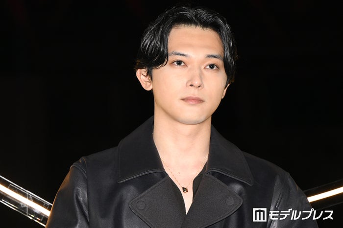 吉沢亮、“200万円超”高級腕時計身につけ登場 大切にしている考え方は「他人の価値観を否定しない」【カルティエ「“TRINITY 100” セレブレーションパーティ」】