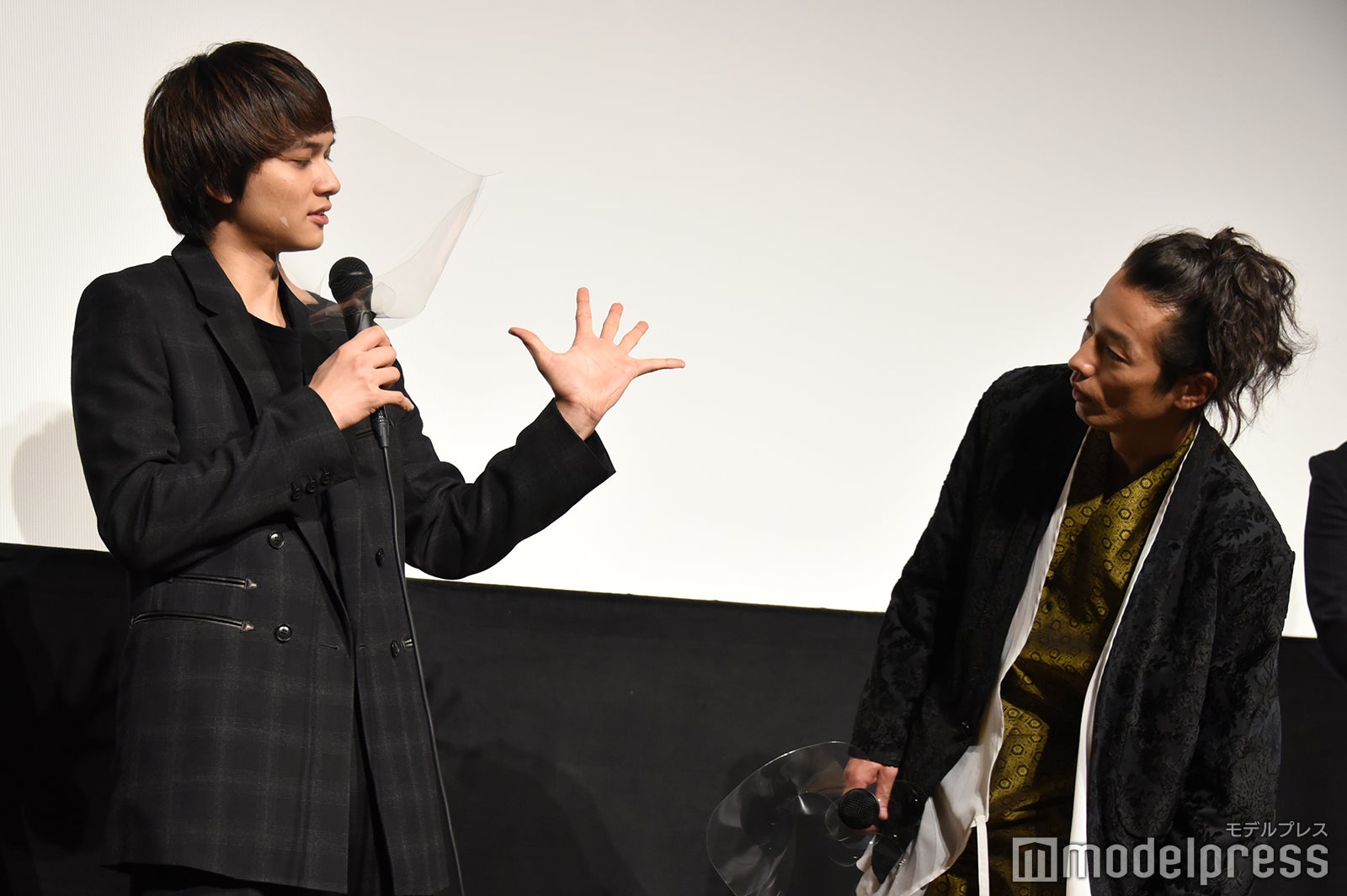 大きい手を見せる北村匠海 （C）モデルプレス