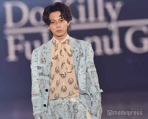 イケメンYouTuberみきおだ・みっき~、カメラ目線“全力投げキス”が悶絶級<関西コレクション2022A/W>