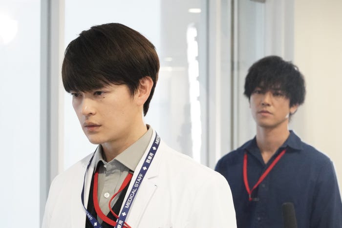 瀬戸康史、桐谷健太「院内警察」第8話より(C)フジテレビ/共同テレビ