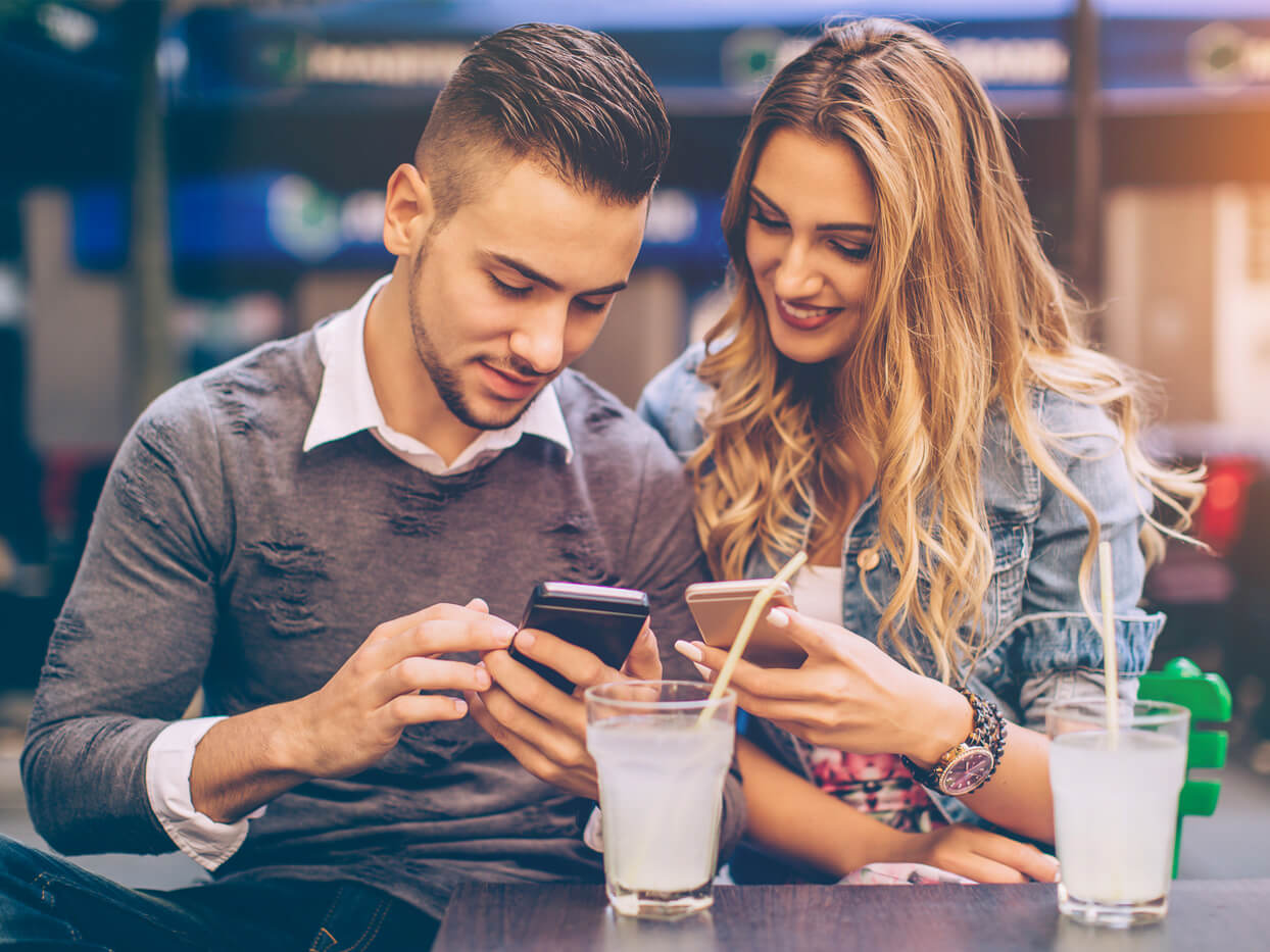 脈なし 飲み会でスマホばかり触る男性の心理とは モデルプレス