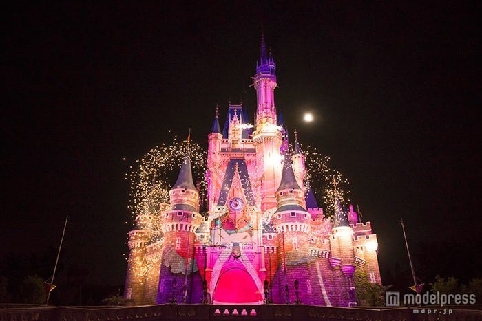 花火が偶然ハート型に写った奇跡の1枚「ワンス・アポン・ア・タイム」(C)Disney