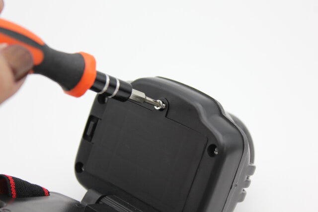 ダイソーのLEDヘッドライトのネジを開ける