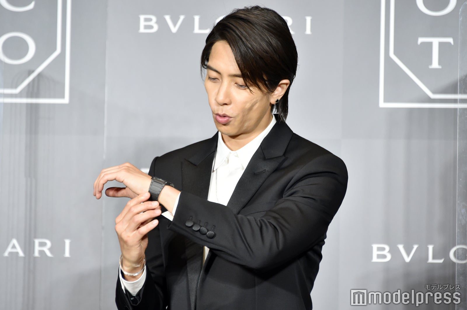 腕時計を眺める山下智久（C）モデルプレス