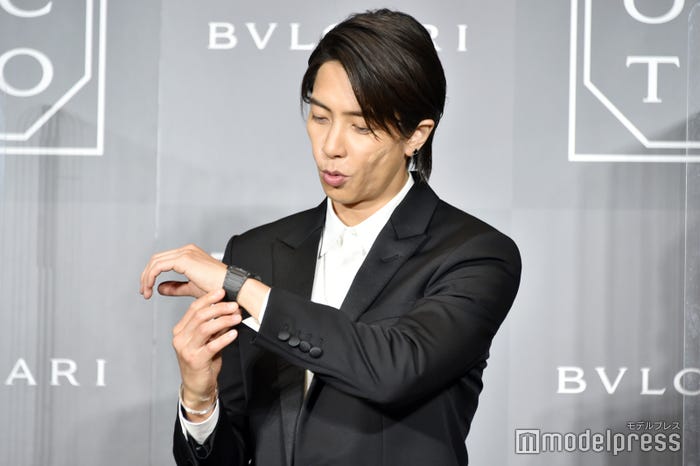 腕時計を眺める山下智久(C)モデルプレス