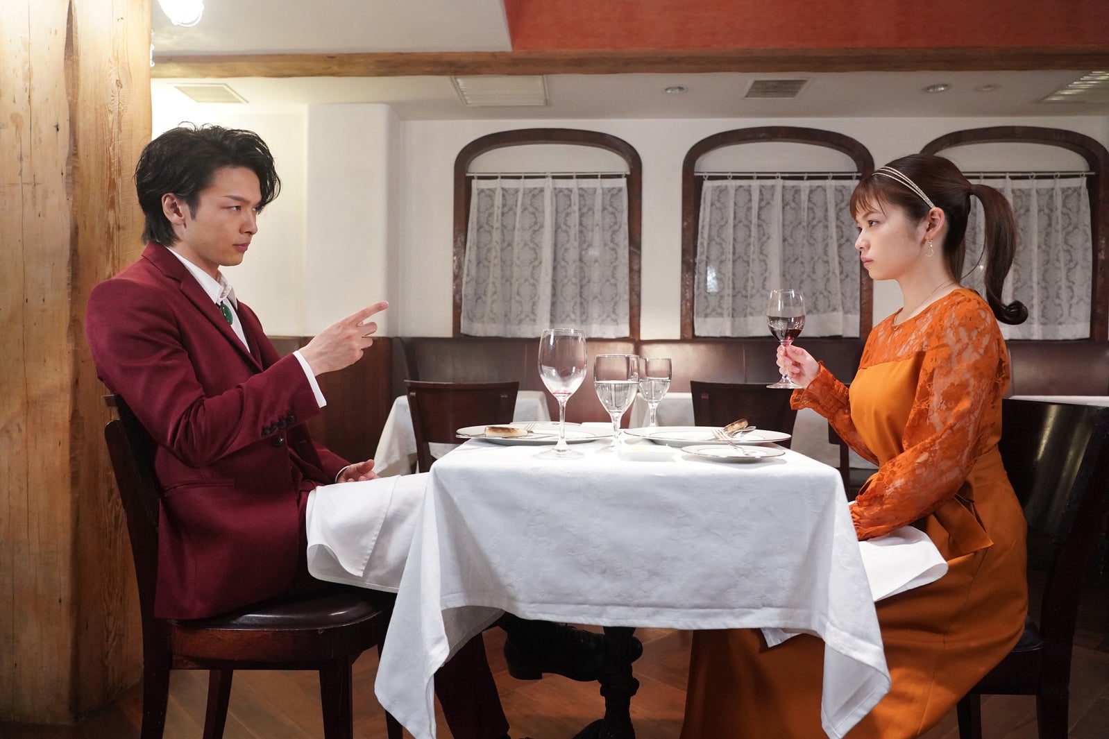 中村倫也、小芝風花／「美食探偵 明智五郎」第3話より（C）日本テレビ