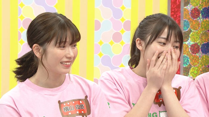 横山由依、岡部麟 (C)日本テレビ