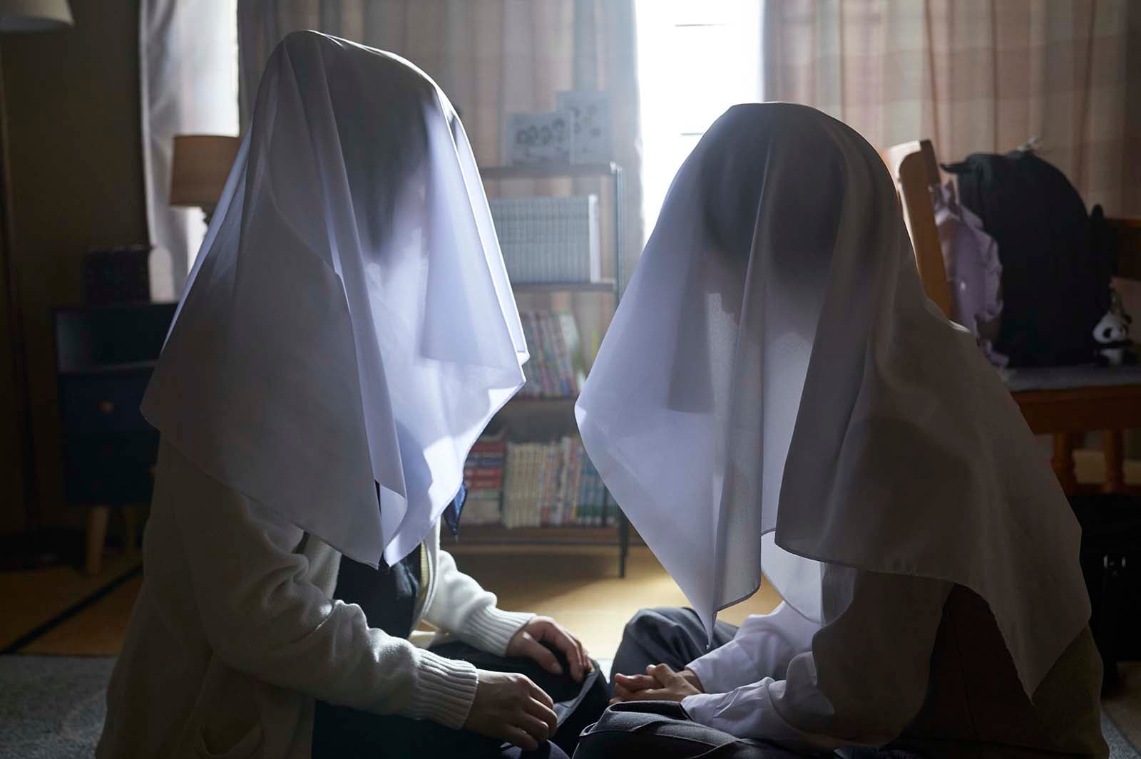 本田望結、荒木飛羽「少年のアビス」第4話より（C）峰浪りょう・集英社／「少年のアビス」製作委員会・MBS