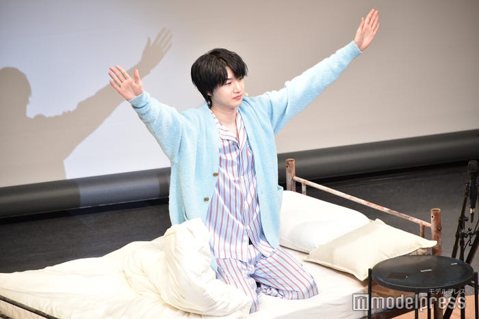 桜田通、起床(C)モデルプレス