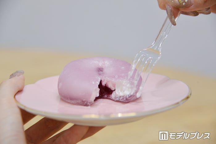 メタモンのわらび餅(ぶどうソース&ミルクホイップ)(C)モデルプレス