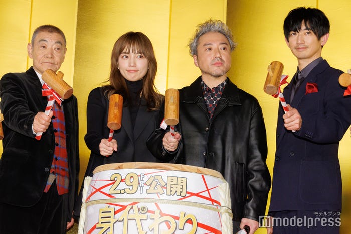 (左から)柄本明、川口春奈、ムロツヨシ、永山瑛太(C)モデルプレス