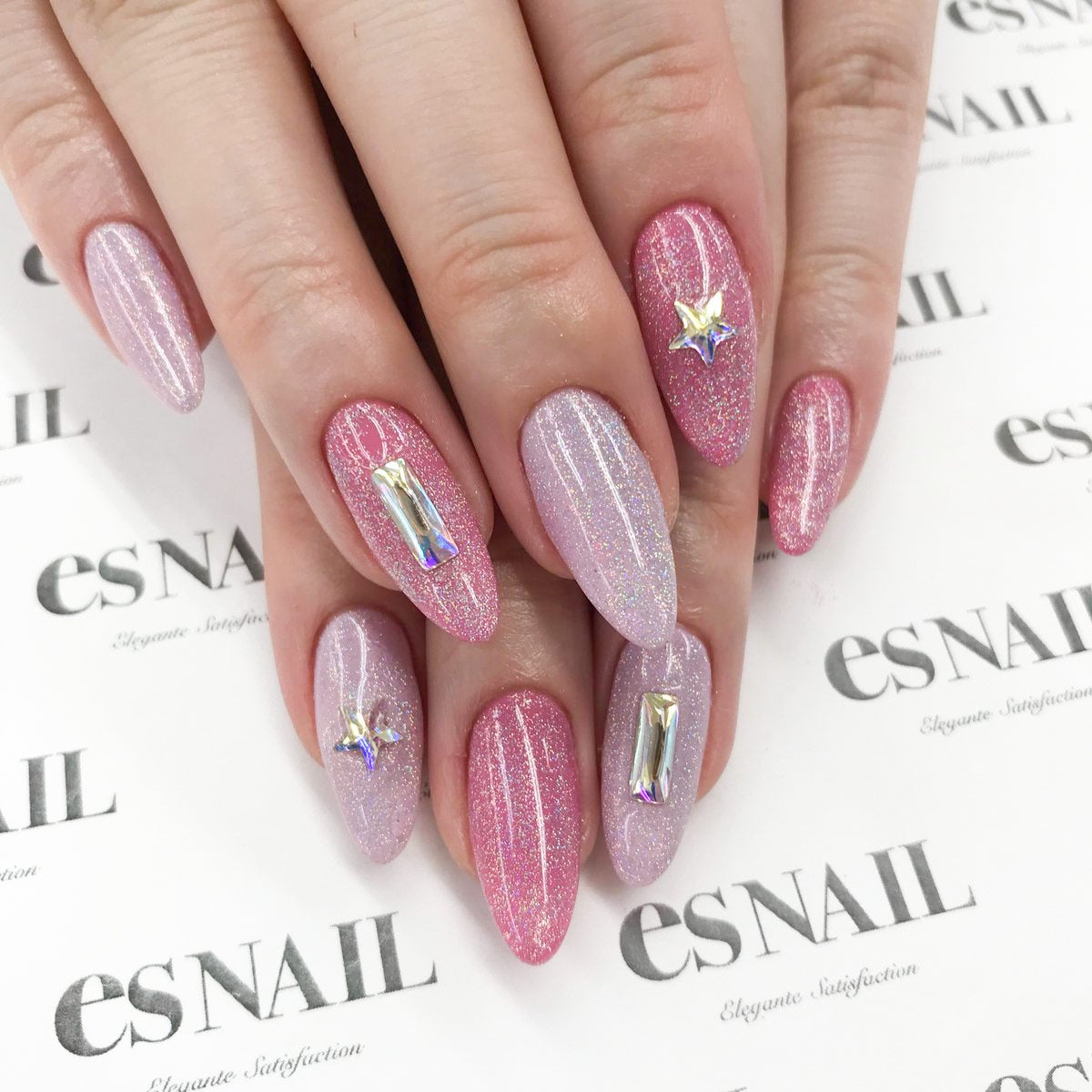 輝くネイルで視線を釘付け／画像提供：esNAIL