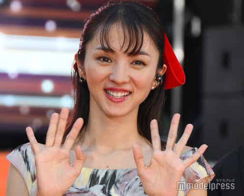 満島ひかり、極ミニ丈で圧巻の美脚披露「スタイル抜群」「色っぽい」の声