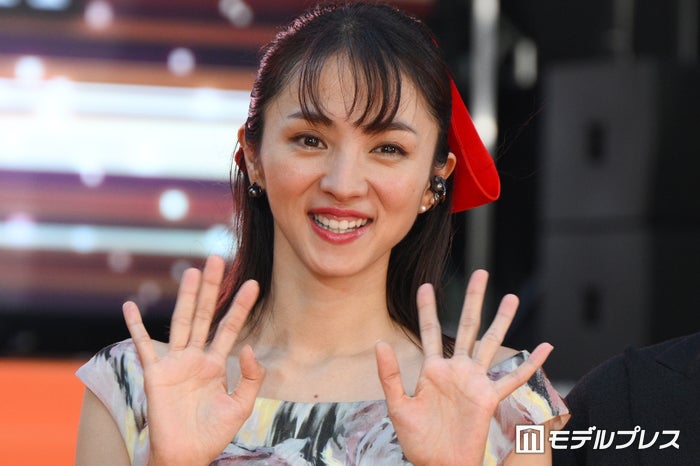 満島ひかり、極ミニ丈で圧巻の美脚披露「スタイル抜群」「色っぽい」の声