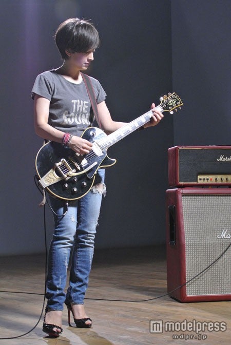 滝川クリステル／「コカ・コーラ ゼロ」新CM「Rock‘n’Roll Newscaster」篇メイキングショット