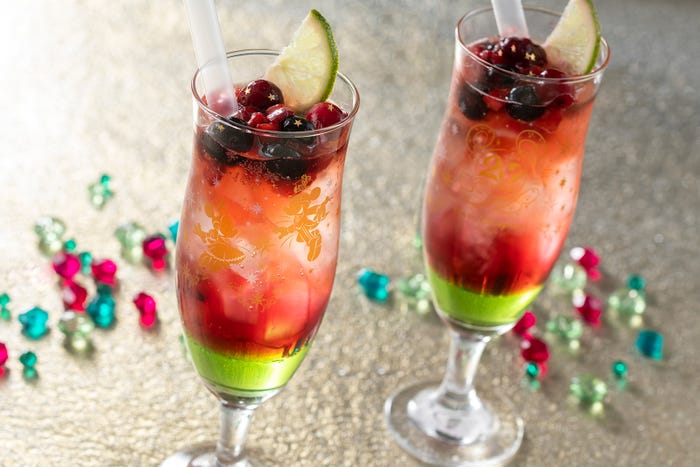 スペシャルドリンク(アップル&クランベリーソーダ)スーベニアグラス付き/1,950円、ドリンク単品1杯750円(C)Disney